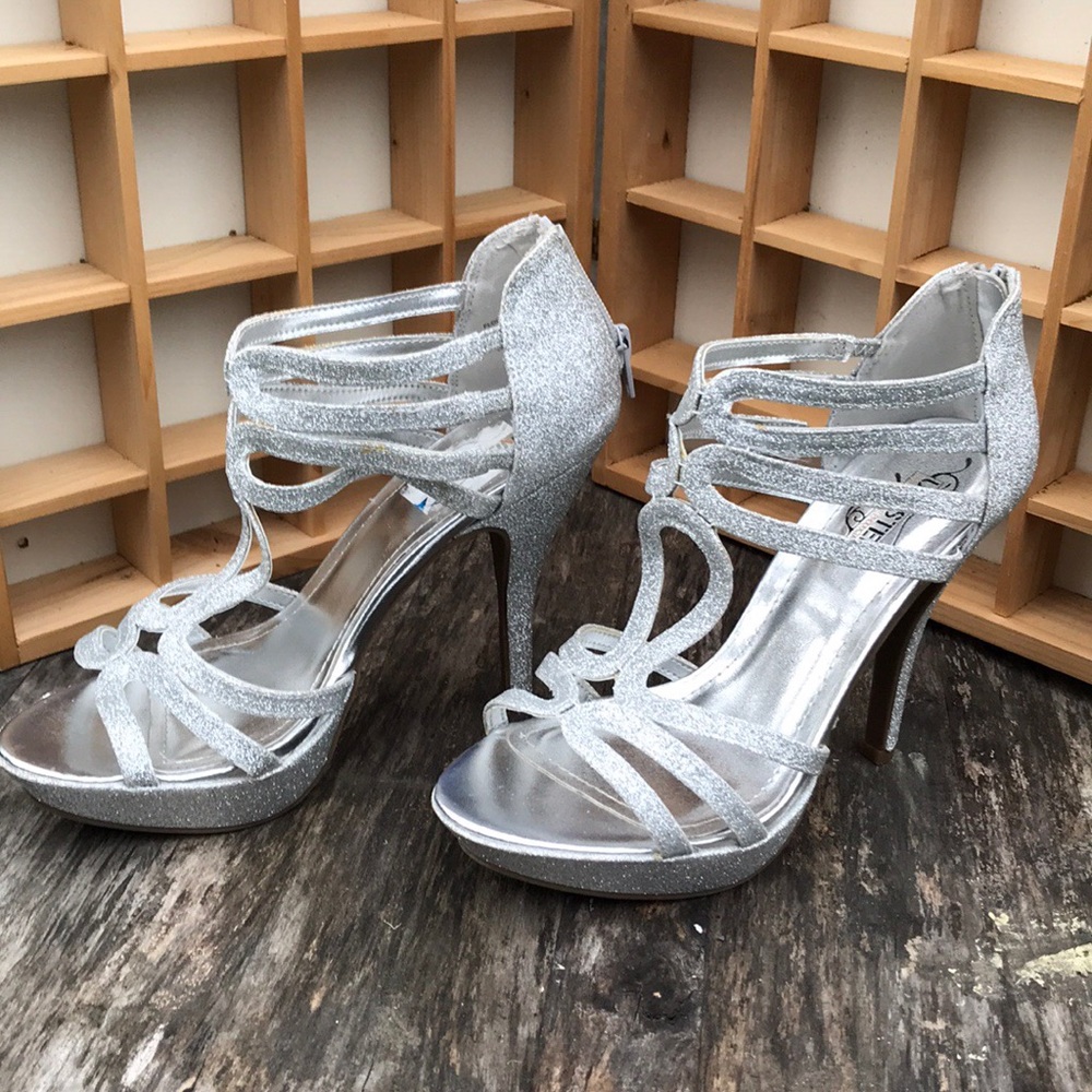 Kenneth Cole Silver sparkly heels Size 7.5